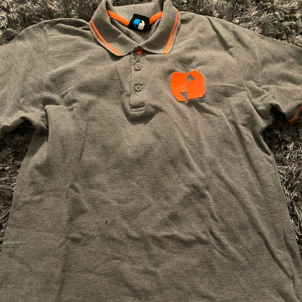 Men’s grey polo